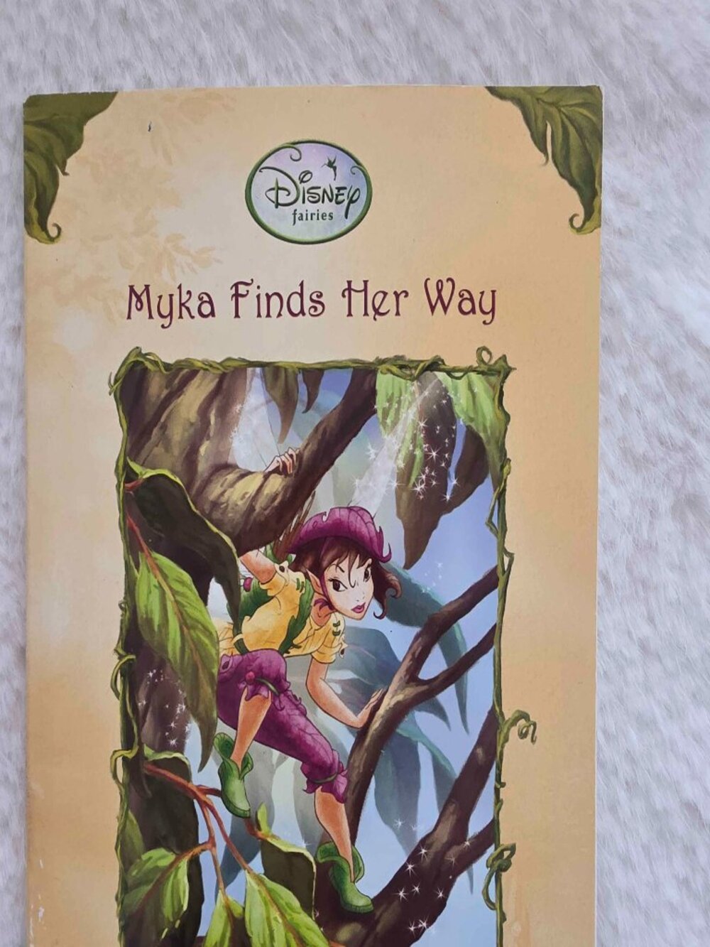 Disney Fairies Pixie Hollow Book - Myka Finds her way